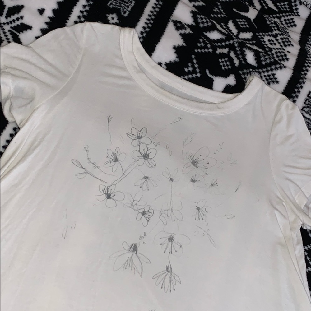 Comfortable T-shirt with graphic flower sketch
